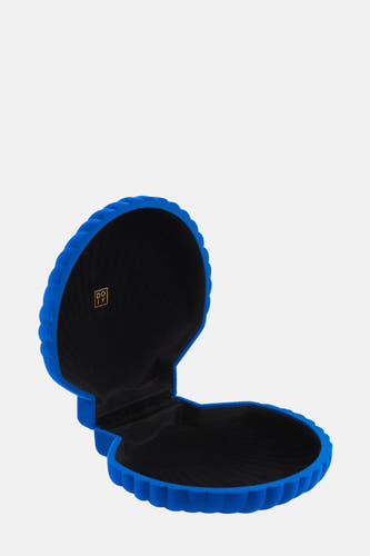 Blauw geschenk van DOIY, in de vorm van een schelp, met een zachte fluwelen textuur.