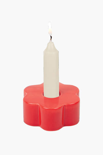 Cadeau rouge de DOIY avec un porte-bougie à forme de fleur et une bougie blanche allumée.