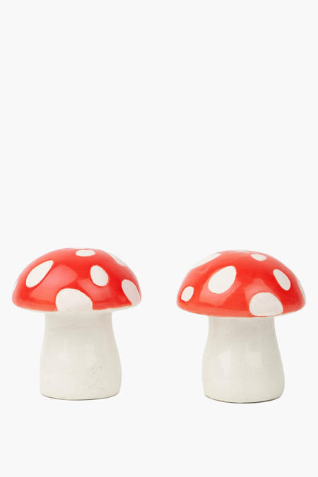 Twee decoratieve rode paddenstoelen van DOIY, met witte stippen.