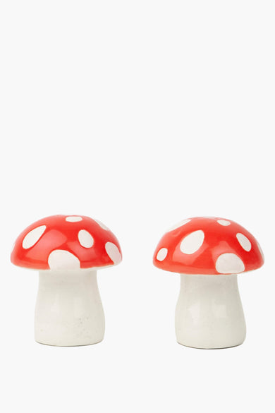 Twee decoratieve rode paddenstoelen van DOIY, met witte stippen.