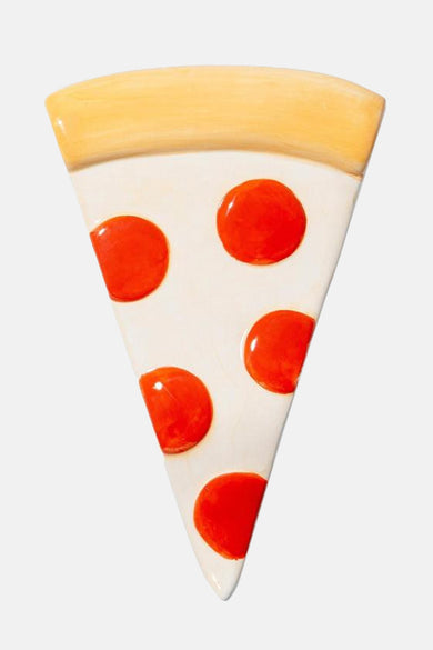 Multikleurig cadeau van DOIY, in de vorm van een pizzapunt met rode pepperoni.