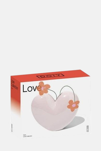 Roze geschenk van DOIY, hartvormig met bloemendetails en op een bijpassende doos.