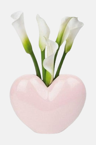 Roze cadeau van DOIY, met calla's in een hartvormige vaas.
