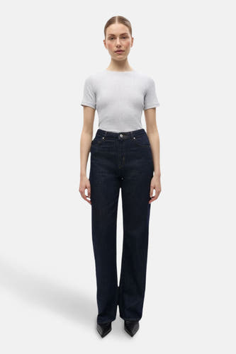 Jean bleu marine droit d'ENVII, avec un haut gris et des chaussures noires.