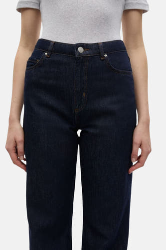 Jean droit bleu marine d'ENVII, avec un design simple et des poches à l'avant.
