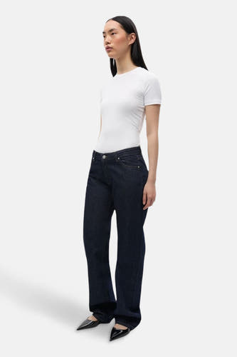 Donkerblauwe rechte jeans van ENVII, gedragen met een wit shirt en zwarte, puntige schoenen.