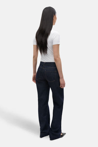 Donkerblauwe rechte jeans van ENVII, gezien vanaf de achterkant, gecombineerd met een wit T-shirt en zwarte schoenen.