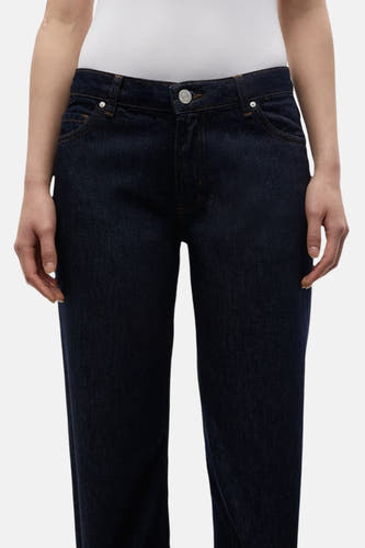 Donkerblauwe rechte jeans van ENVII, met knoopsluiting en klassieke zakken.