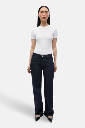 Donkerblauwe rechte jeans van ENVII, gedragen met een wit T-shirt en zwarte pumps.