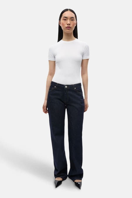 Jean droit bleu marine d'ENVII, porté avec un T-shirt blanc et des escarpins noirs.