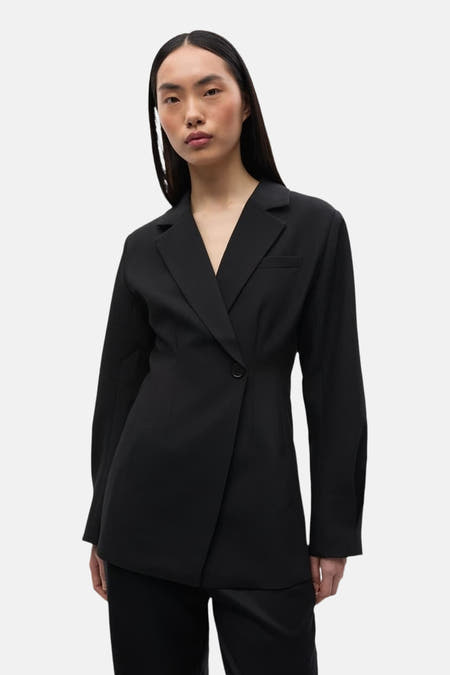 Blazer noir d'ENVII, avec une fermeture asymétrique et un col revers.