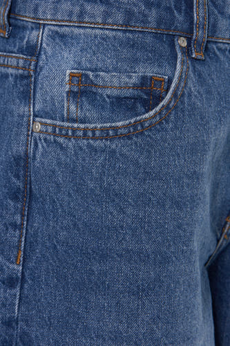 Blauwe rechte jeans van ENVII, met zichtbare zak en stiksels.
