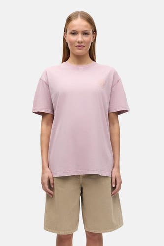 Roze T-shirt van ENVII met geborduurd logo op de borst, gedragen door een vrouw met een beige korte broek.