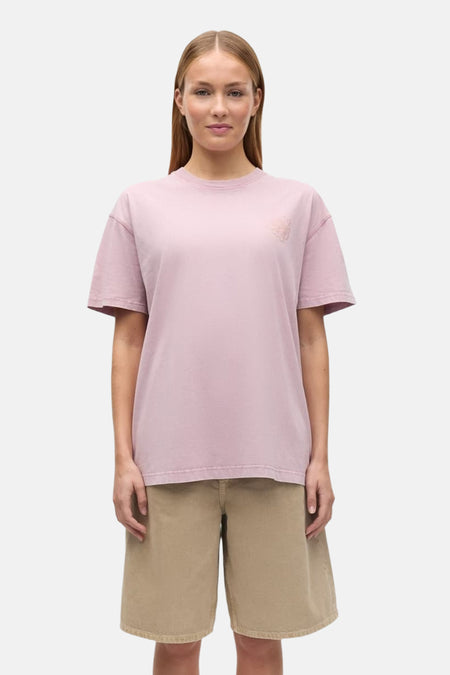 Roze T-shirt van ENVII met geborduurd logo op de borst, gedragen door een vrouw met een beige korte broek.