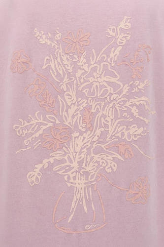 Roze T-shirt van ENVII met een lichtroze illustratie van een boeket bloemen in een vaas en de letters 'en'.
