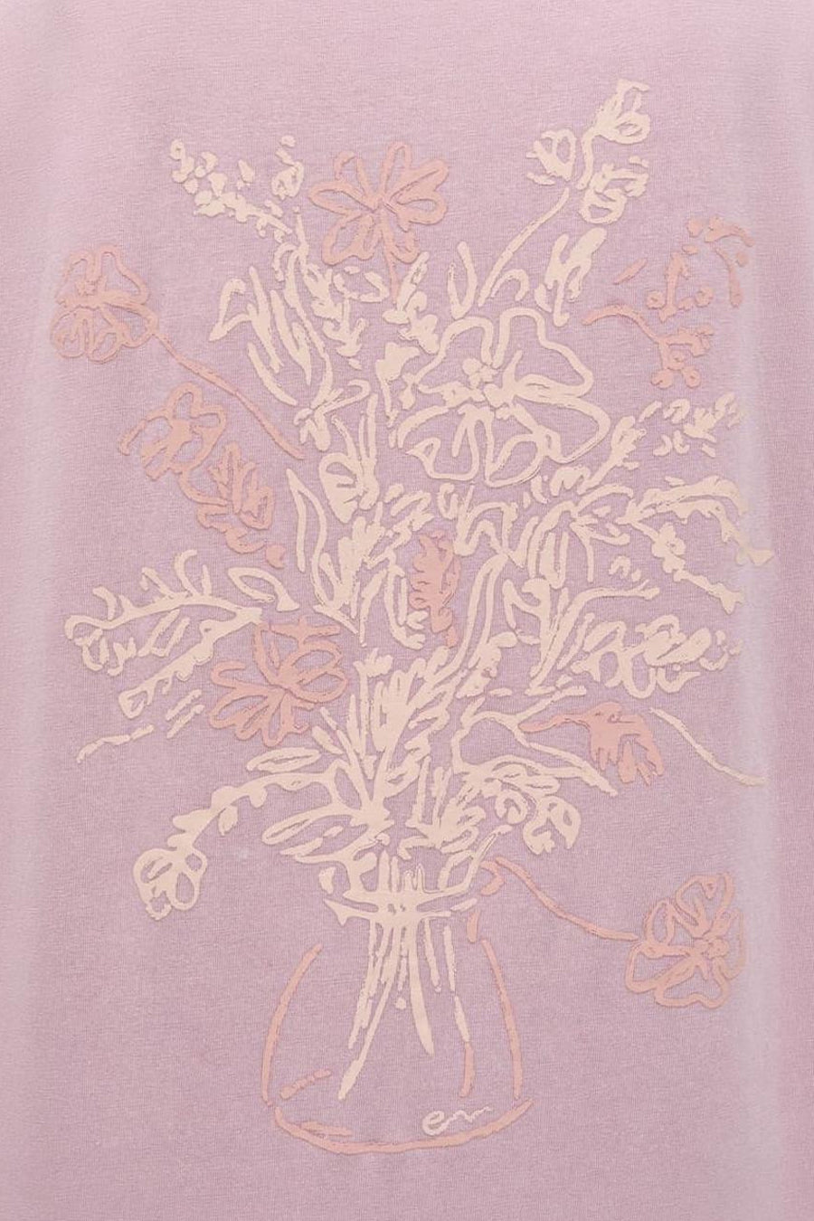 Roze T-shirt van ENVII met een lichtroze illustratie van een boeket bloemen in een vaas en de letters 'en'.