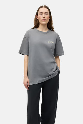 T-shirt gris à manches courtes de ENVII, porté avec un pantalon noir.