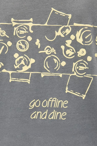T-shirt gris à manches courtes d'ENVII, avec décoration graphique de table beige et le texte "go offline and dine".