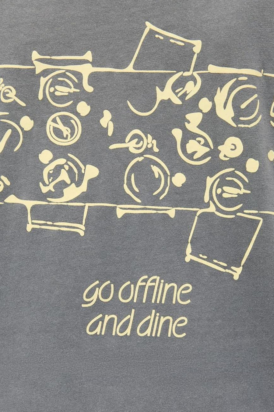 T-shirt gris à manches courtes d'ENVII, avec décoration graphique de table beige et le texte "go offline and dine".