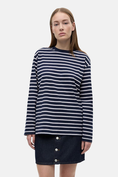 T-shirt bleu à manches longues d'ENVII, avec un motif rayé et associé à une jupe en jean.