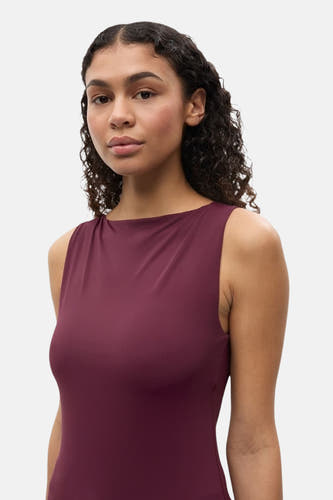 Bordeaux top zonder mouwen van ENVII, met een elegante boothals en gladde textuur.
