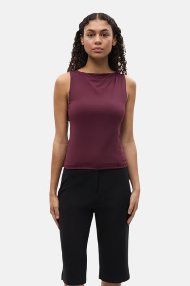 T-shirt sans manches bordeaux d'ENVII, porté avec un pantalon noir.