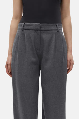 Pantalon gris d'ENVII, avec des plis à l'avant et une large coupe.