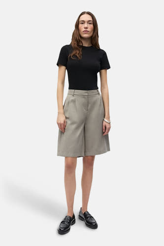 Short gris ENVII, combiné avec un t-shirt noir et des mocassins noirs.