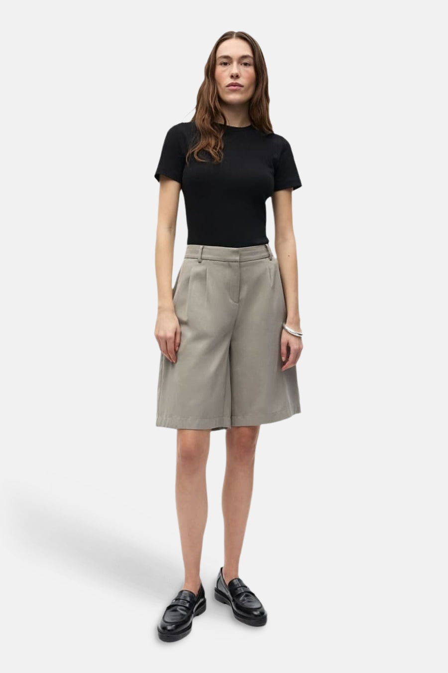 Short gris ENVII, combiné avec un t-shirt noir et des mocassins noirs.