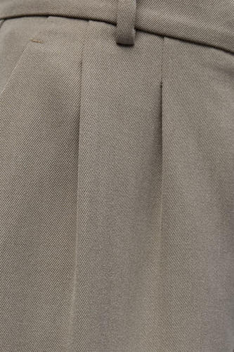Short gris ENVII avec des plis à l'avant et un détail de ceinture à la taille.