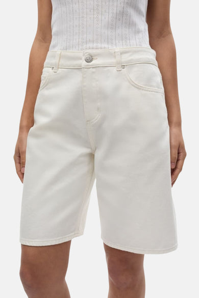 Witte short van ENVII, met zakken en een knoopsluiting aan de voorkant.
