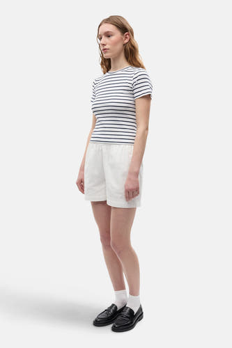 T-shirt rayé blanc à manches courtes d'ENVII, avec une encolure ronde, associé à des shorts blancs et des loafers noirs.