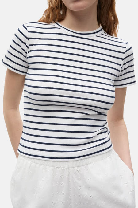 T-shirt rayé blanc à manches courtes d'ENVII, associé à un short blanc avec des détails brodés.
