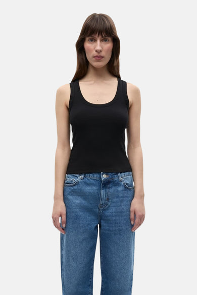 T-shirt noir d'ENVII, porté avec un jean bleu.