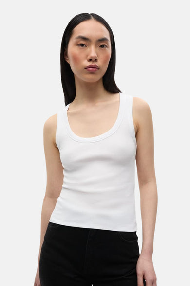 Witte singlet van ENVII, gedragen met een zwarte jeans.
