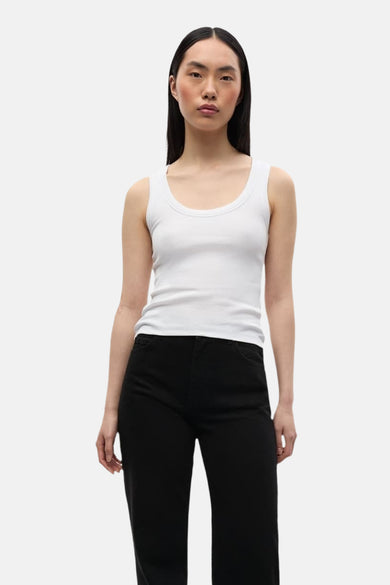Witte singlet van ENVII, gedragen met een zwarte jeans.