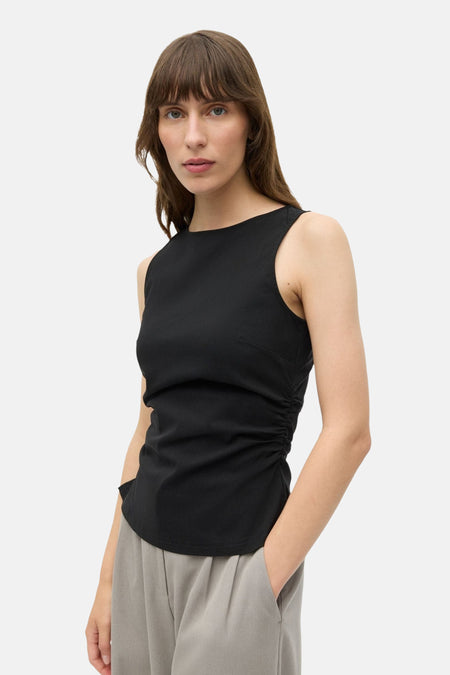 Zwarte top van ENVII, met een ronde hals en geplooid detail aan de zijkant.