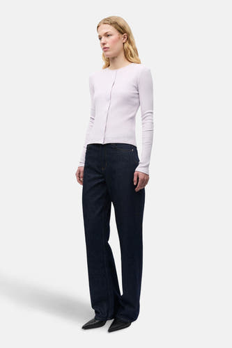 Paarse cardigan van ENVII, met lange mouwen en een subtiele ribstructuur, gecombineerd met donkere jeans en zwarte schoenen.
