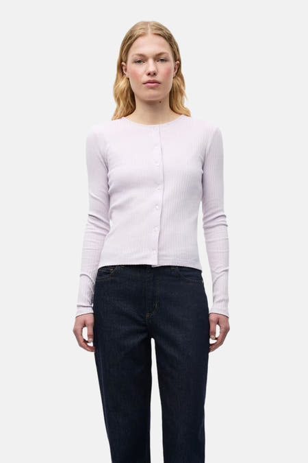 Paarse cardigan van ENVII, met lange mouwen en knoopsluiting, gedragen met een donkere jeans.
