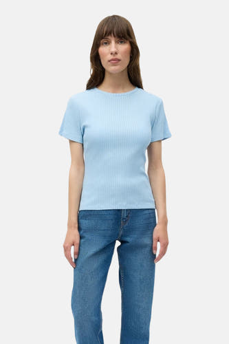 T-shirt bleu à manches courtes d'ENVII, avec une structure côtelée, combiné avec un jean.