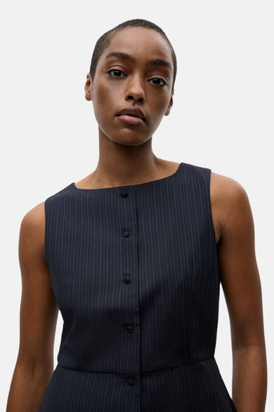 Blazer bleu d'ENVII, avec un motif de rayures fines et une fermeture à boutons, version courte.