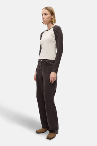 Bruine colored jeans van ENVII, gecombineerd met een crèmekleurig shirt met bruine mouwen en bruine schoenen, in een zij-aanzicht.
