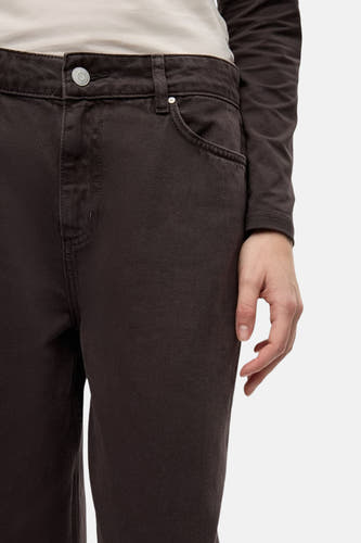 Bruine gekleurde jeans van ENVII, met zak en knoopdetail.