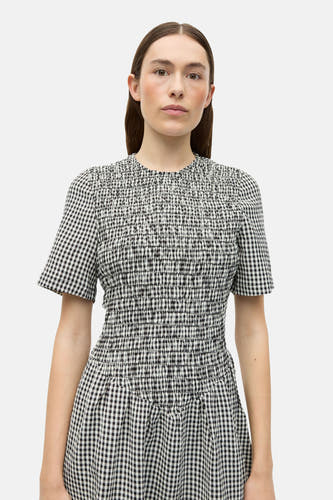 Wit kleedje met korte mouwen van ENVII, met een zwart-wit geruite print en smockdetails.