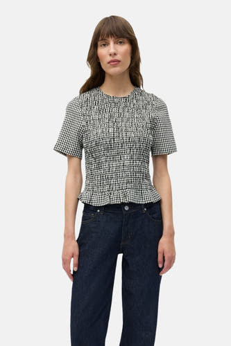 Wit blouse met korte mouwen van ENVII, met een zwart-wit geruit patroon en een gesmokte textuur.
