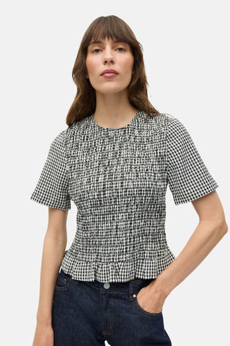 Wit blouse met korte mouwen van ENVII, met een zwart-wit ruitpatroon en een geplooid detail aan de voorkant.
