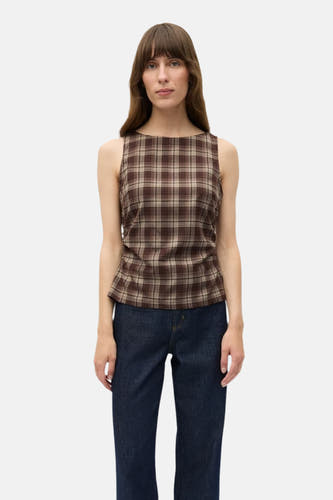 Mouwloze bruine blouse van ENVII met een geruit patroon, gecombineerd met donkerblauwe jeans.