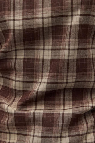 Bruine blouse van ENVII, met een geruit tartanpatroon en subtiele stofplooien.
