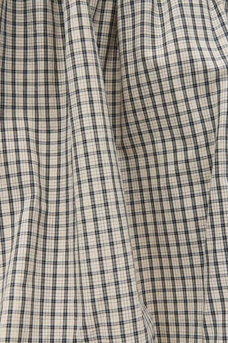 Korte beige rok van ENVII met een geruite print en plooien.
