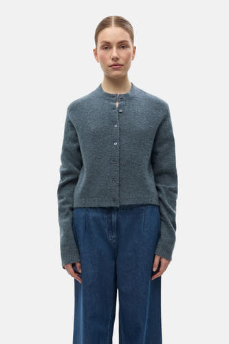 Veste bleue d'ENVII, portée avec un jeans foncé et des chaussures noires.